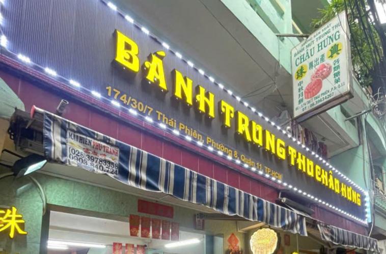 bảng hiệu nền thanh nhựa giả gỗ, có led viền, chữ mica có đèn led sáng mặt
