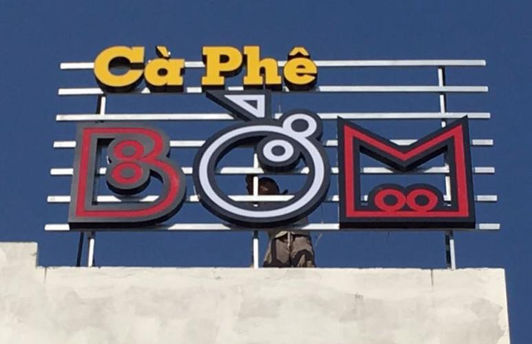 Bảng hiệu khung sắt, chữ mica có đèn sáng mặt
