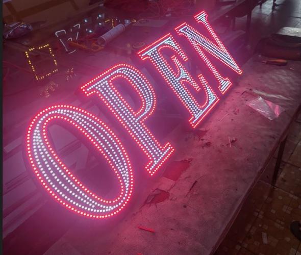 Chữ Alu Đèn LED Ruồi – Giải Pháp Làm Chữ Quảng Cáo Nổi Bật, Bền Bỉ